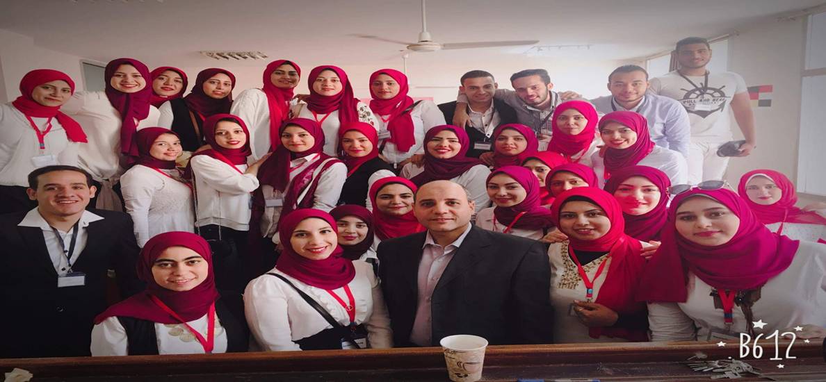 الدكتور عماد ابوشعيشع المدرس بالقسم مع طلاب القسم المشاركين في تنظيم فاعليات المؤتمر