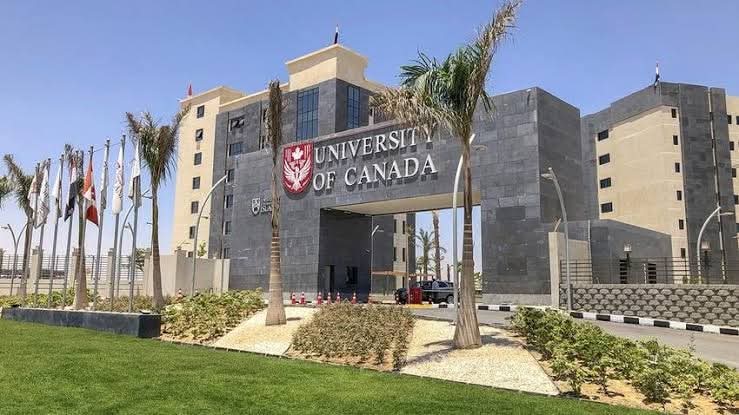 تكريم طلاب المستوي الثالث المتدربين في مكتبة الجامعة الكندية ، ضمن مقرر تدريب ميداني 