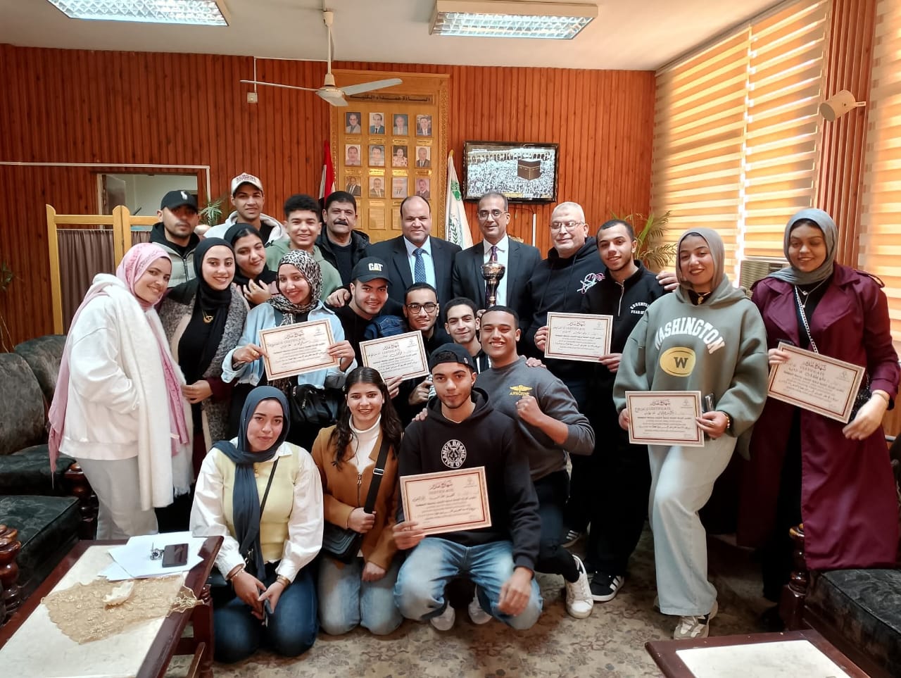 عميد آداب المنوفية يكرم أعضاء الفريق المسرحي بالكلية، والحاصل على المركز الثاني في مهرجان الجامعة السنوي للعروض المسرحية 