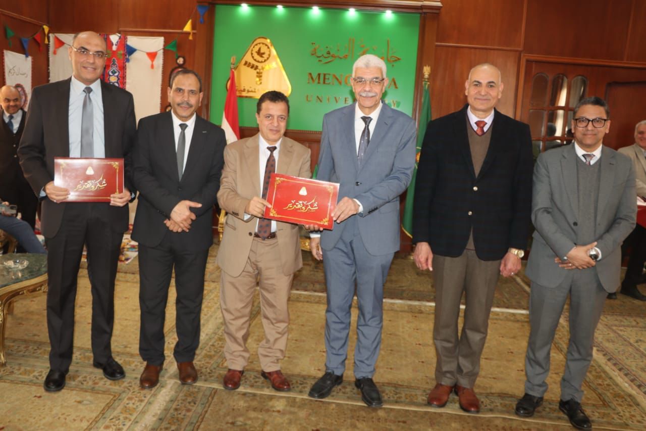 تكريم كلية التجارة لحصولها على المركز الثالث  في مسابقة التميز البيئى