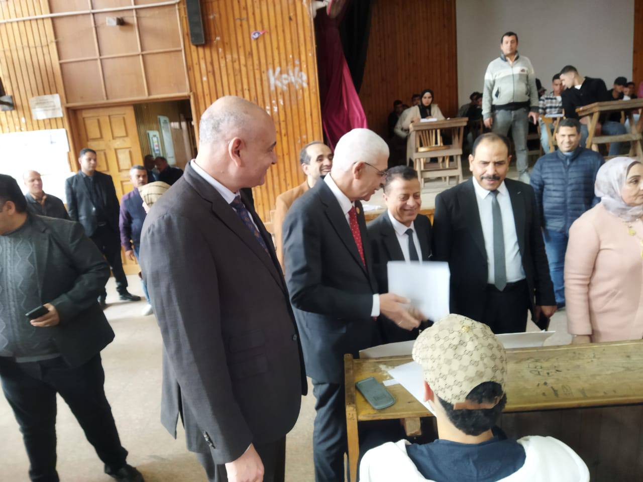 رئيس الجامعة يتفقد امتحانات الفرقة الأولى بكلية التجارة 