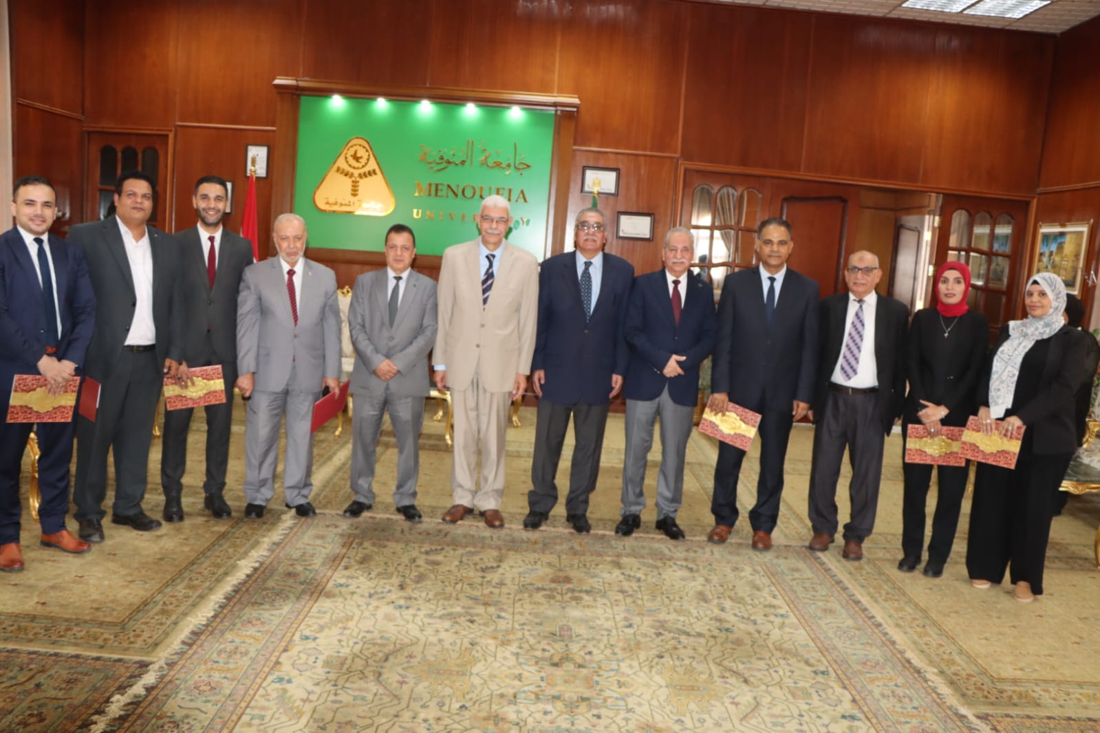 استقبل الأستاذ الدكتور أحمد فرج القاصد رئيس جامعة المنوفية، وفد كلية التجارة بمكتبه اليوم ، حيث قام سيادته بتكريم الكلية وتسليم شهادة الأيزو المعتمدة، رقم ٩٠٠١لعام ٢٠١٥ وشهادة رقم  ٢١٠٠١ لعام ٢٠١٨