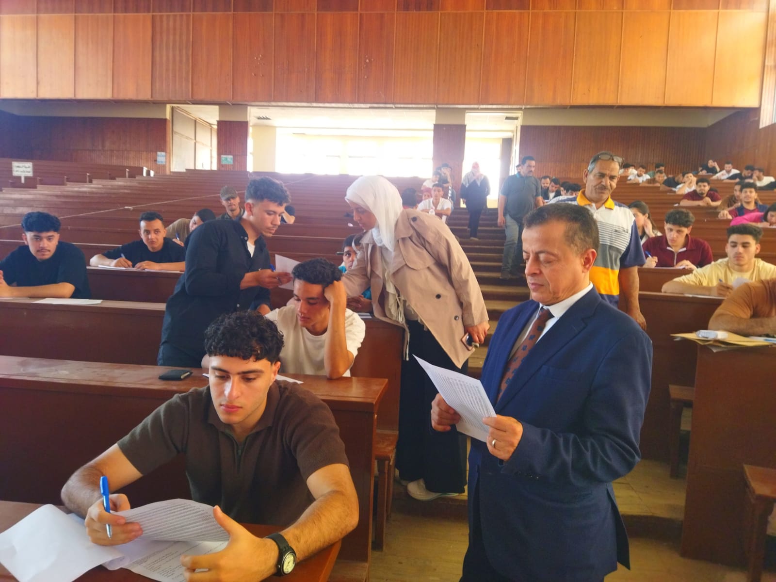تفقد عميد كلية التجارة  لأعمال امتحانات الفرقة الثانية