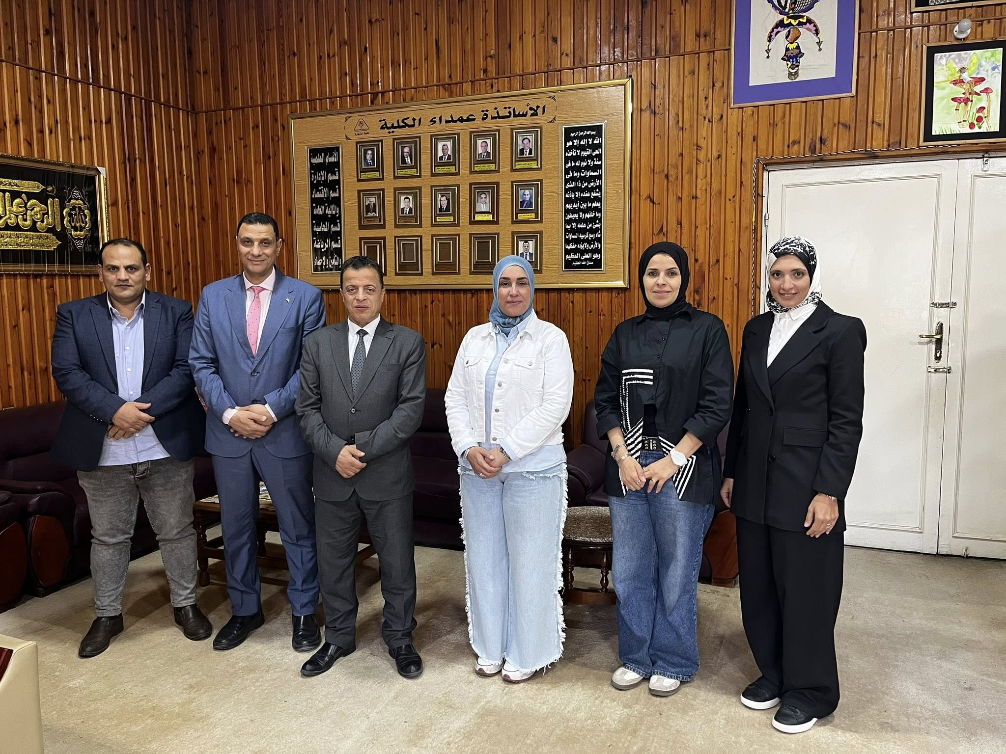 زيارة وحدة الإرشاد الأكاديمي المركزية بالجامعة لكلية التجارة