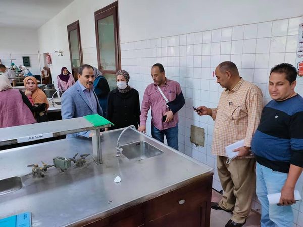 زيارة اللجنة إدارة الصيانة بالجامعه و الخاصة بتطوير معامل الكلية