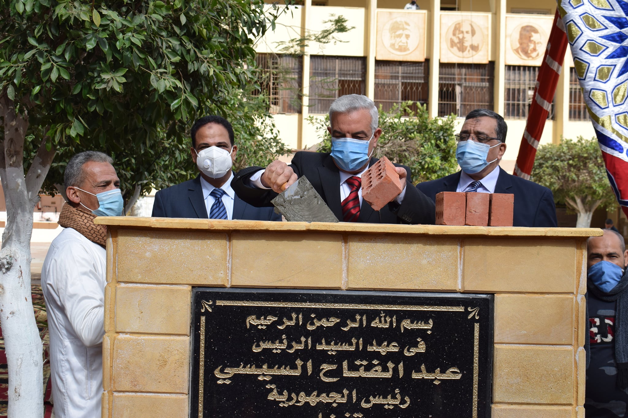 الدكتور عادل مبارك رئيس الجامعة والسادة أعضاء مجلس الجامعة وذلك لوضع حجر الأساس للمبنى الجديد بالكلية