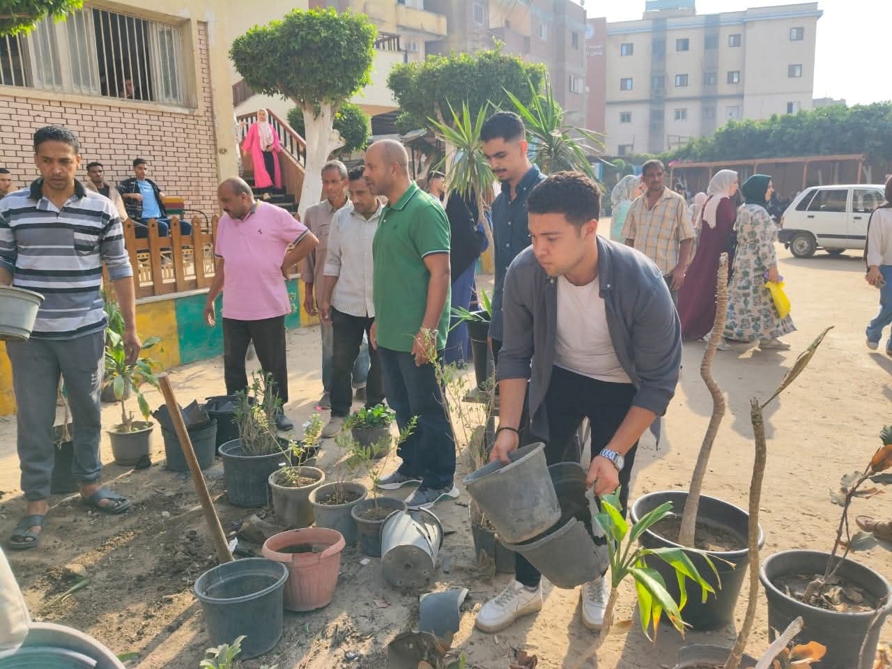 قطاع البيئة بالنوعية يدشن حملة لتشجير مقر الكلية...