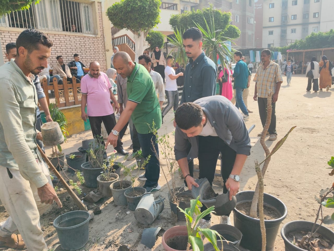 قطاع البيئة بالنوعية يدشن حملة لتشجير مقر الكلية...