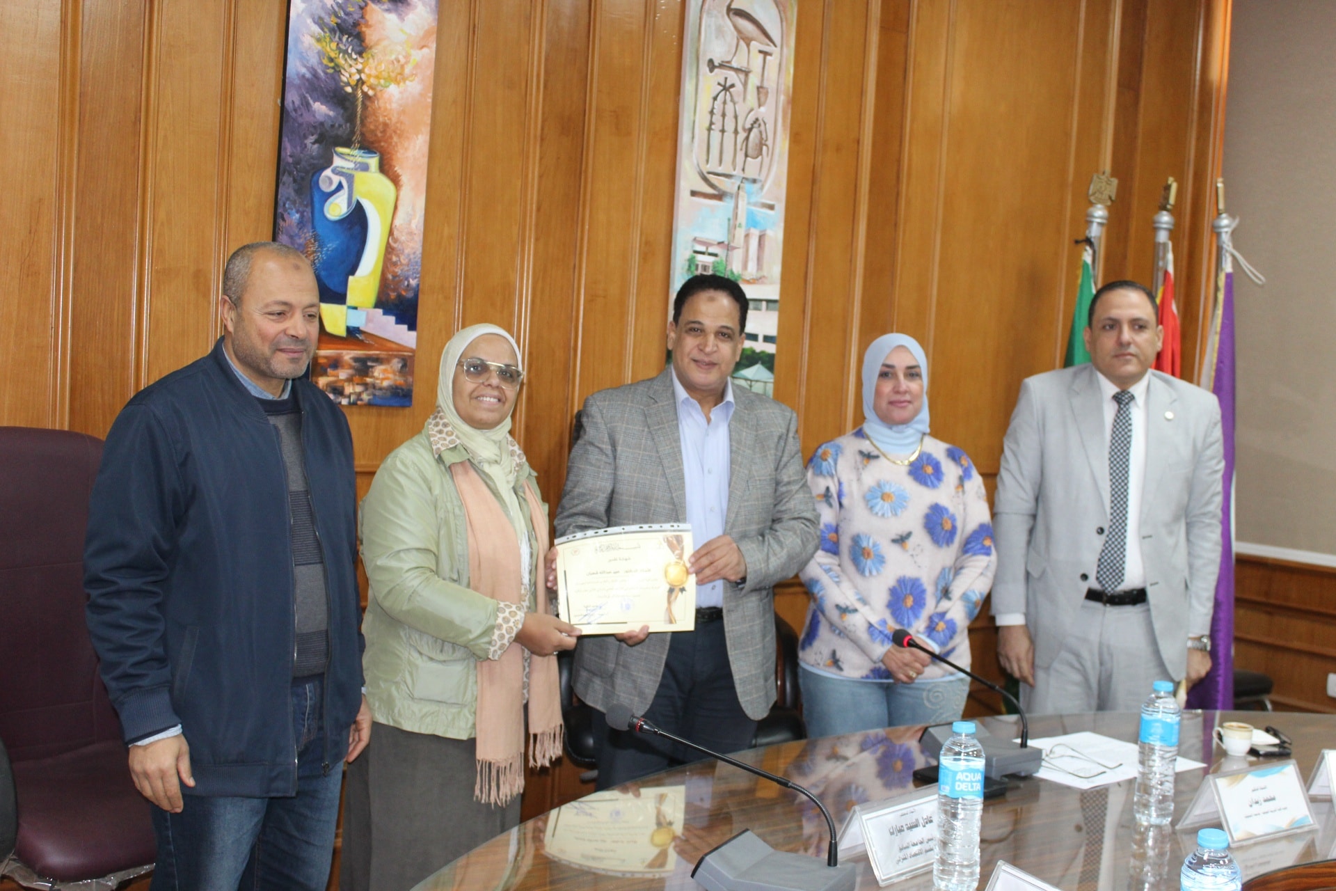 على هامش انعقاده...مجلس الكلية يكرم المشاركين في فعاليات المؤتمر العلمي الدولي الثاني عشر للكلية.