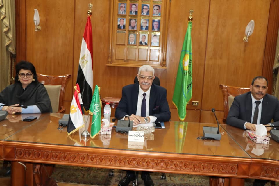 رئيس جامعة المنوفية يعقد لقاءه الأول  بعمداء الكليات عقد الدكتور أحمد القاصد رئيس جامعة المنوفية أول لقاء مع عمداء الكليات أعضاء لجنة تجهيز ودراسة الموضوعات التي تحتاج إلى دراسة قبل العرض على مجلس الجامعة القادم بحضور نائبا رئيس الجامعة الدكتور نانسى أسعد للتعليم والطلاب والدكتور صبحى شرف لخدمة المجتمع وتنمية البيئة والمحاسب جلال عبد السلام أمين عام الجامعة.