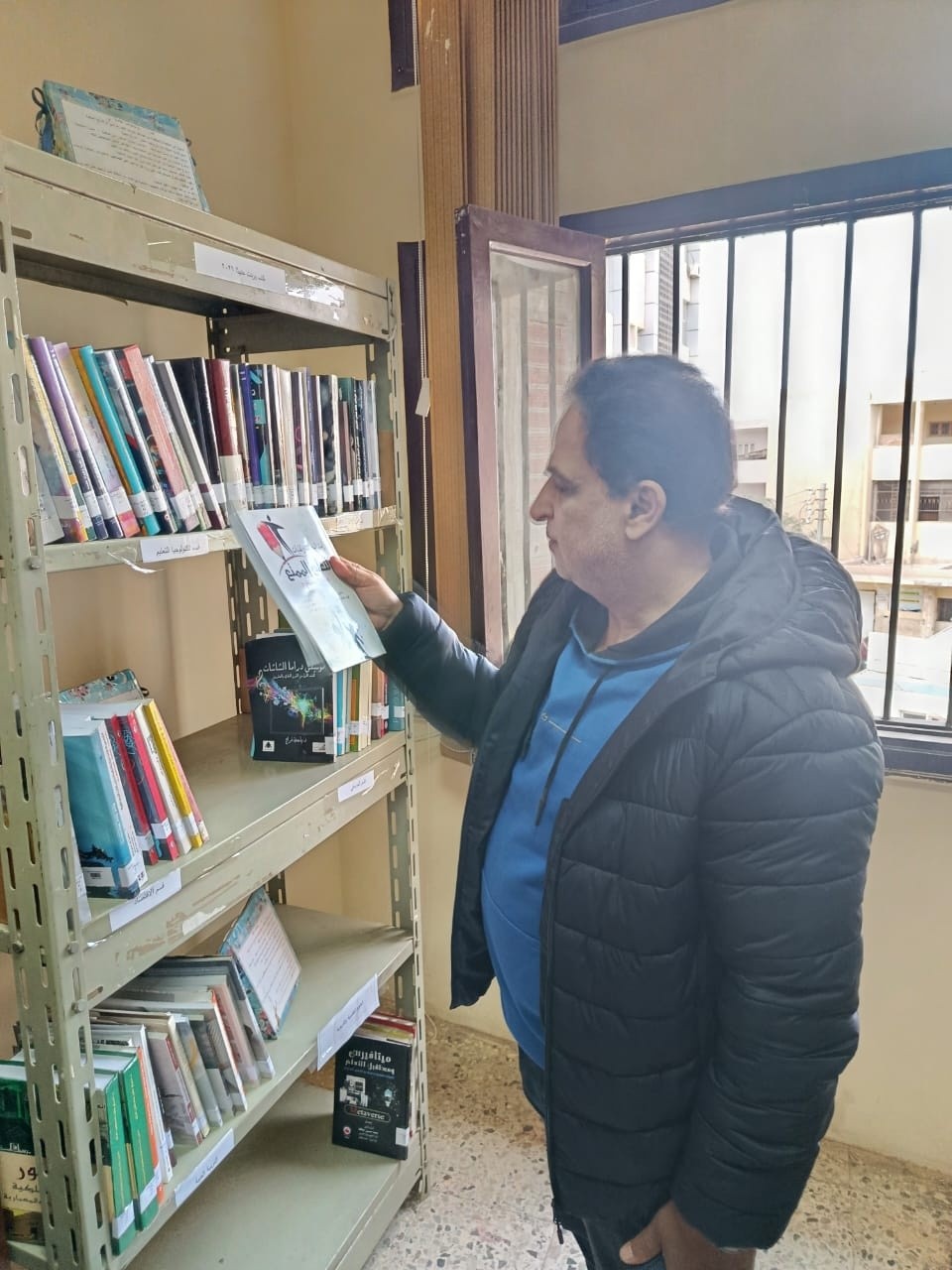 زيدان يتفقّد أعمال التطوير والتجديد بمكتبة الكلية.