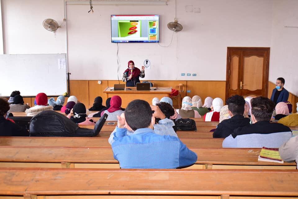 قطاع خدمة المجتمع وتنيمة البيئة بالكلية يعقد ندوة حول أهمية التفاؤل والامل للطلاب