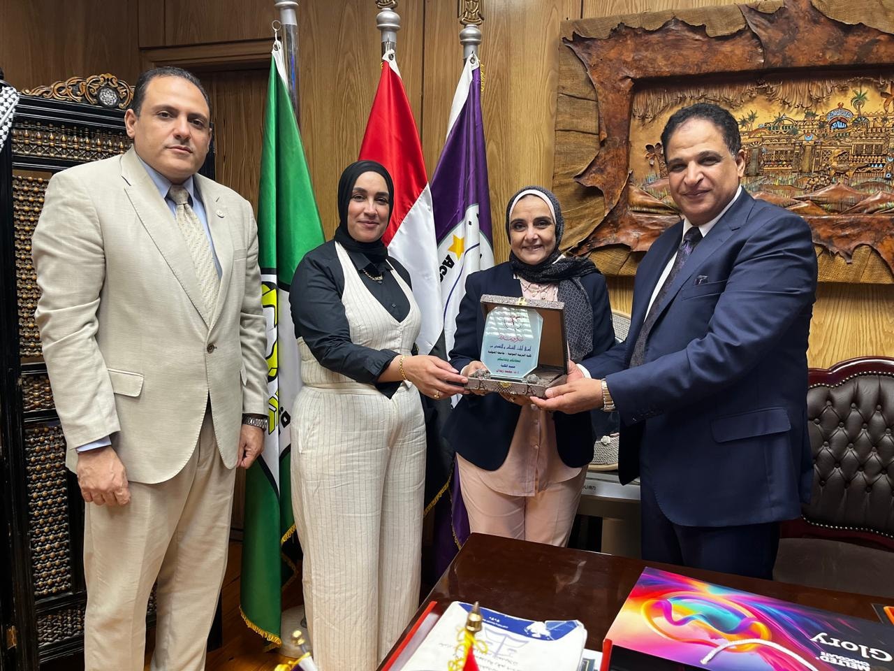 لعميد يهدي نائب رئيس الجامعة درع الكلية