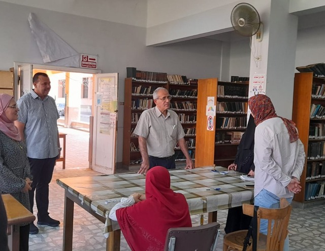 عميد الكلية يتابع تقديم المستندات والكشف الطبي للطلاب المستجدين