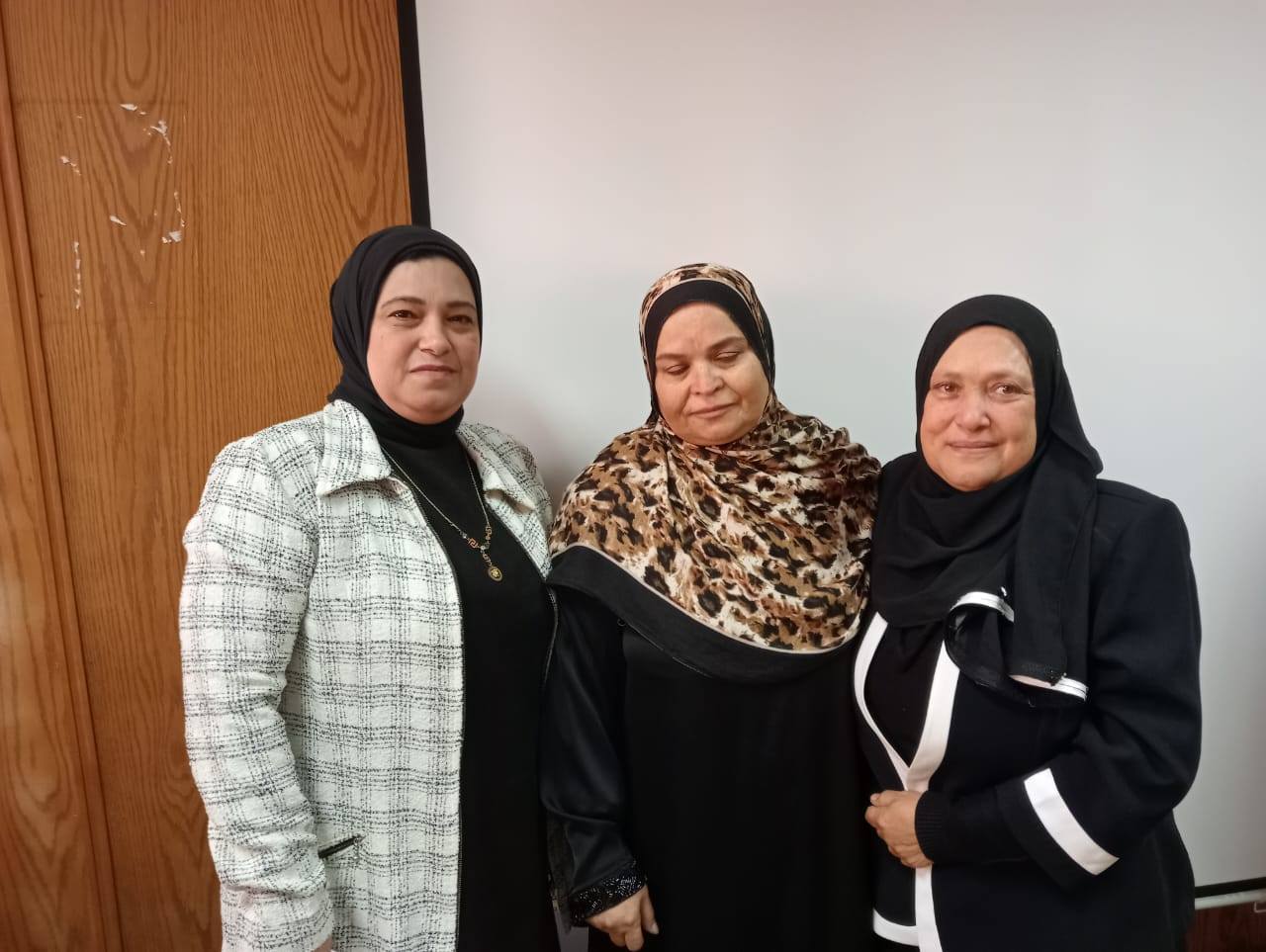 عميد هندسة منوف يكرم الأستاذة/منال معروف عبيد بالاداره الطبيه بالكليه