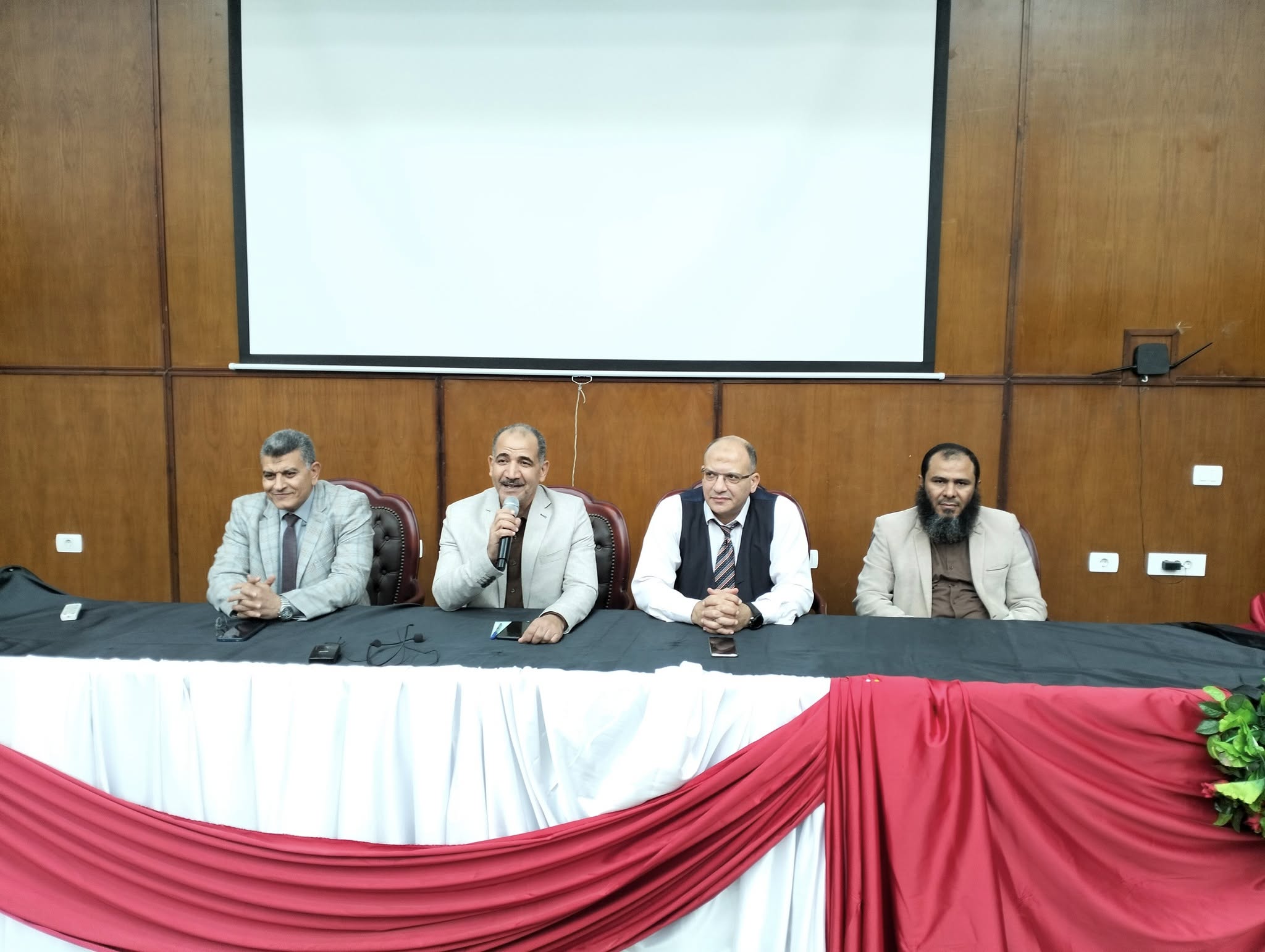 اجتماع شكر وتقدير للجهاز الإداري بكلية الهندسة  بعد زيارة الهيئة القومية لضمان الجودة والاعتماد.