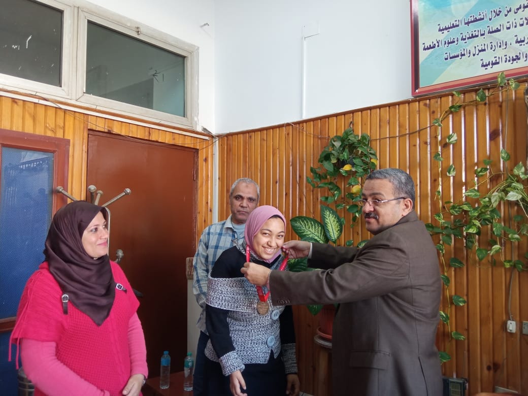 تكريم الطالبة سلوي احمد اسماعيل