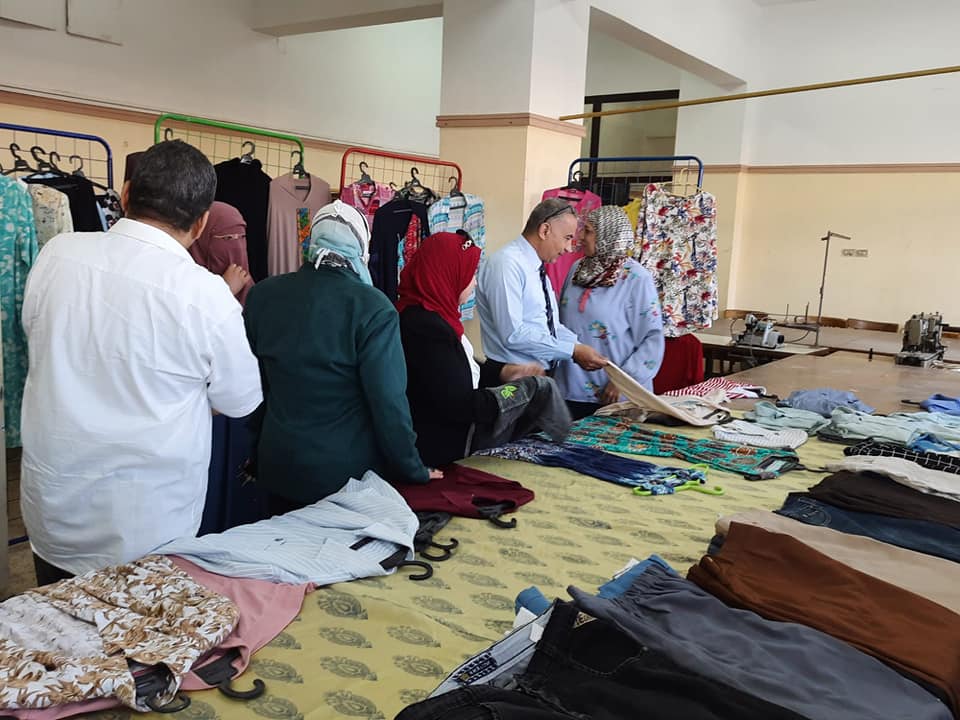 افتتاح معرض المنتجات الملبسيه الخيرية بكلية الإقتصاد المنزلى