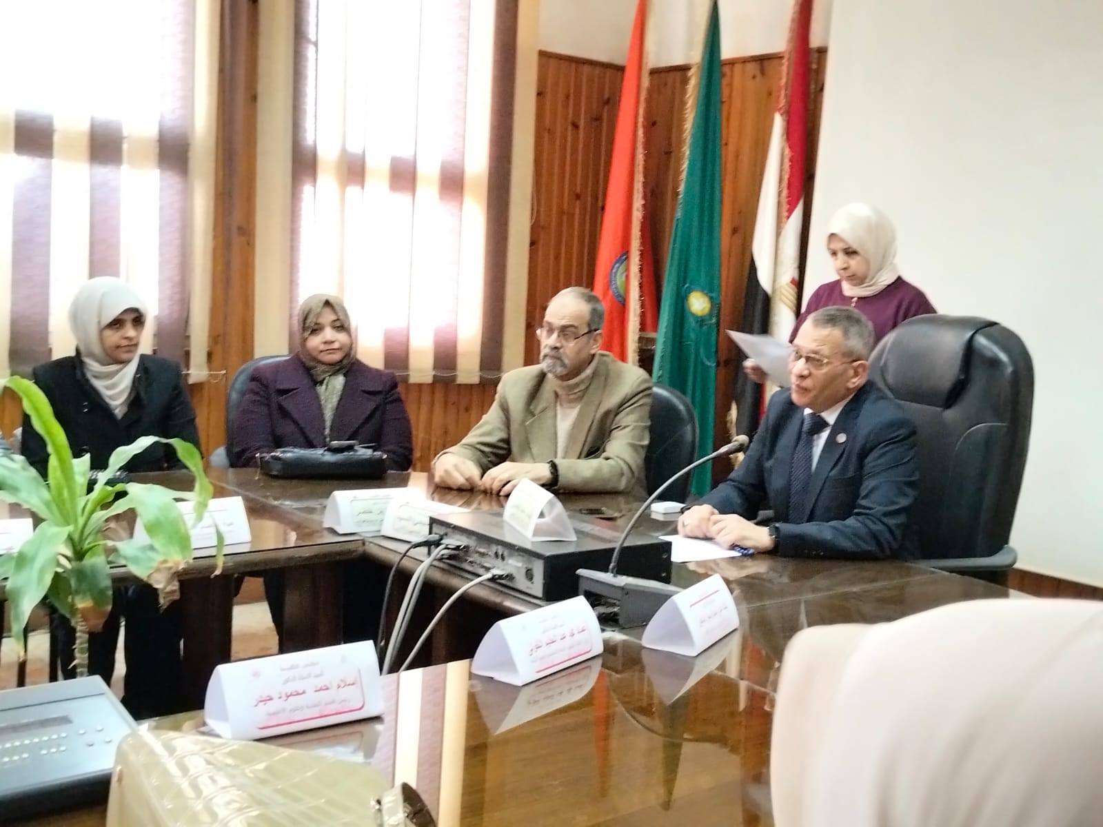 عميد الكلية يقود حوار التطوير مع فريق الجودة استعدادا لتجديد الاعتماد الأكاديمي