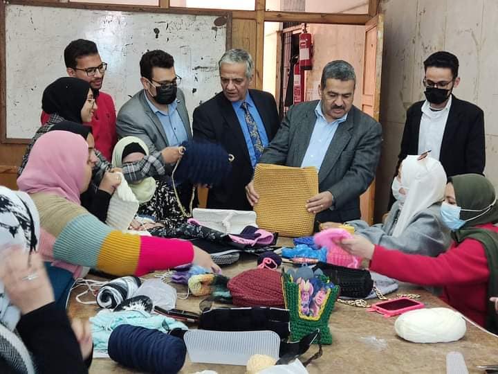 انطلاق فعاليات الورشة الفنية مجال " الهاند ميد " بكلية الاقتصاد المنزلي 