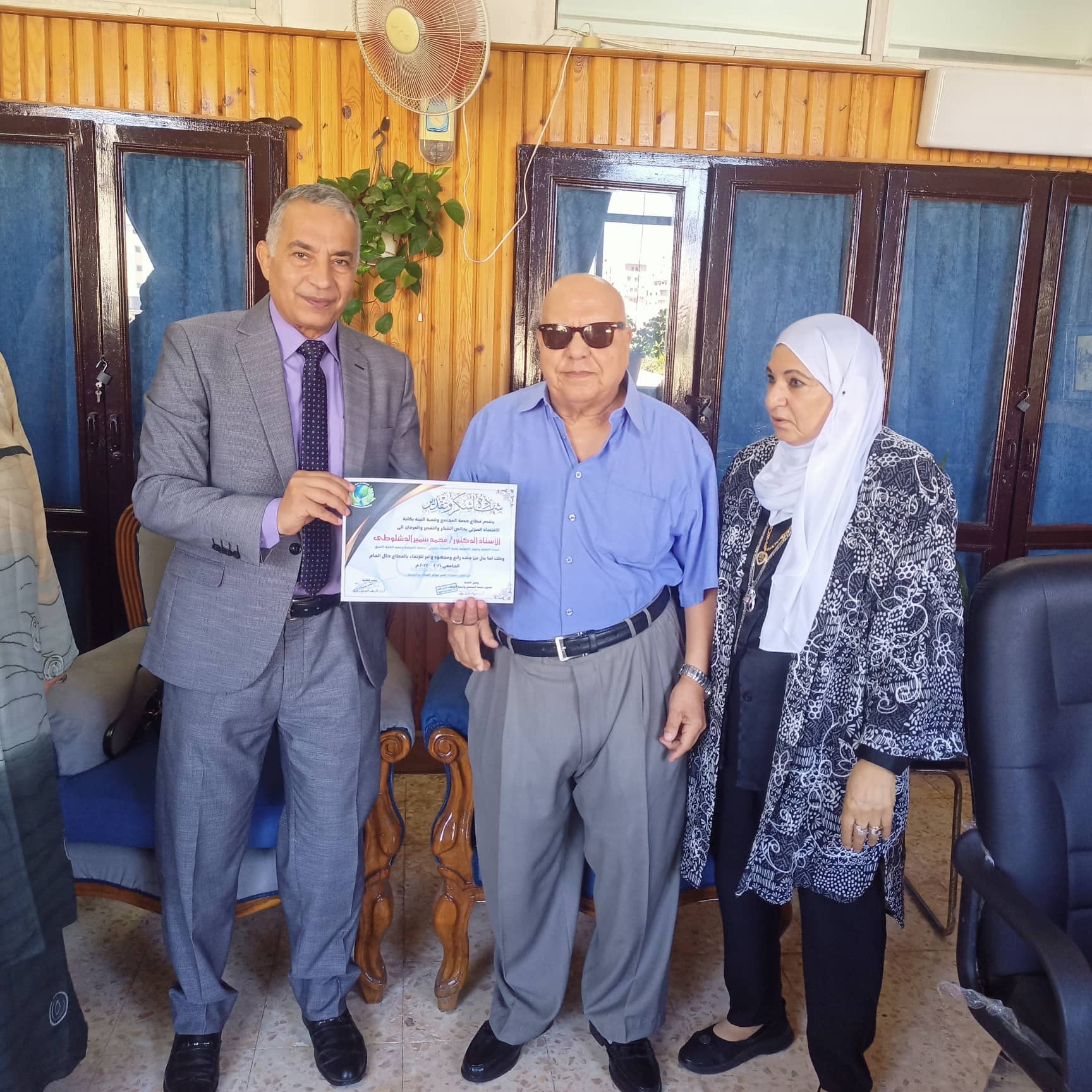 تكريم أعضاء لجنة شئون خدمة المجتمع وتنمية البيئة بالكلية