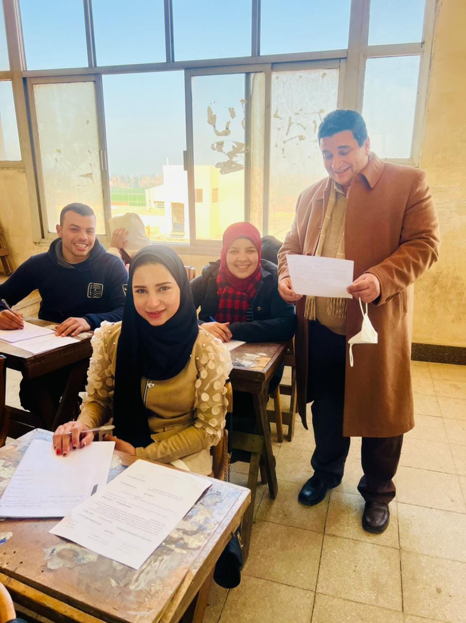 قام اليوم أ.د/  عاطف الفقي وكيل الكلية لشئون الطلاب بتفقد امتحانات الفرقة الرابعة 