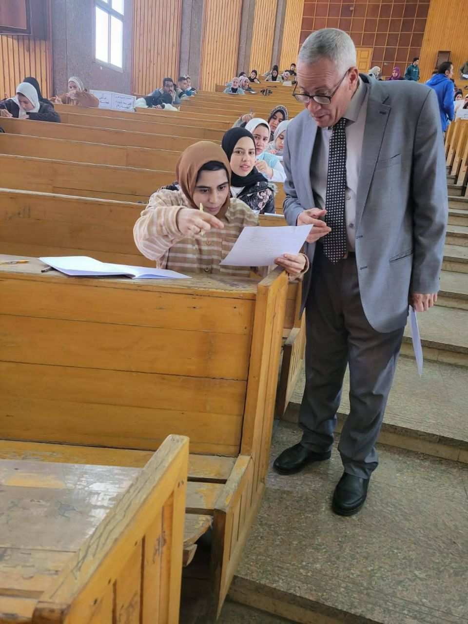 جولة تفقدية على امتحانات الفرقة الرابعة قام اليوم الأستاذ الدكتور / منصور محمد أحمد  ع