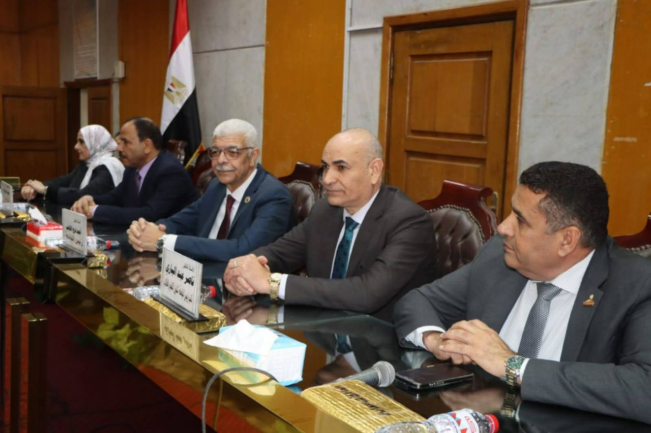 رئيس جامعة المنوفية يكرّم المشاركين بعد فوز الجامعة بالمركز الثالث في مسابقة أفضل جامعة صديقة للبيئة