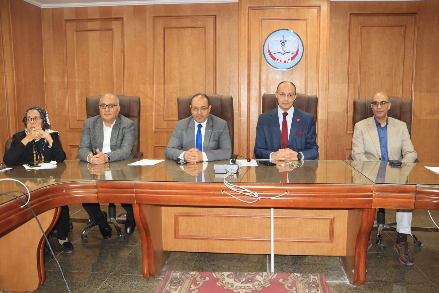 عميد كلية الطب يرأس اجتماع مناقشة رسائل دبلومة الجودة لمشروع 5S بالمستشفيات الجامعية