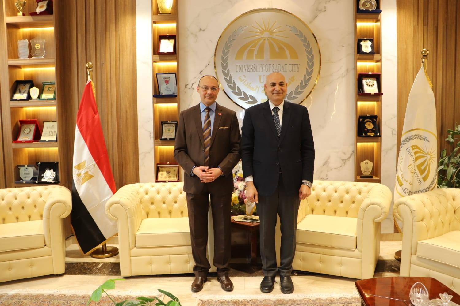 عميد طب المنوفية يقدم التهنئة لرئيس جامعة مدينة السادات