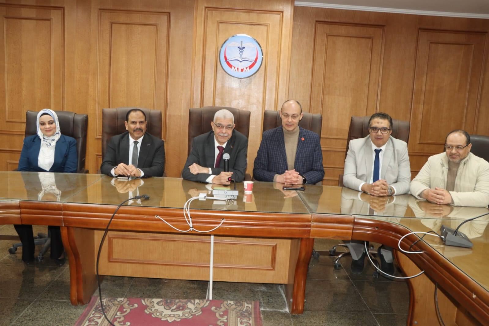 رئيس جامعة المنوفية يؤكد دعم التكامل بين القطاعات الطبية بالجامعة في إطار استراتيجية التعليم العالي ورؤية مصر 2030