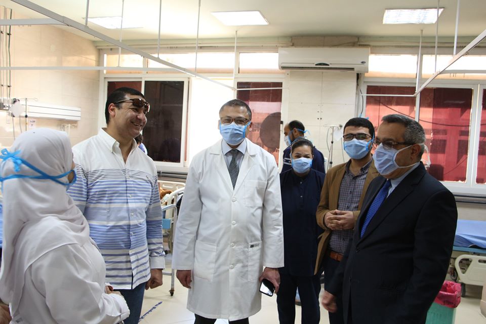عميـد الكليـة يتابـع أعمـال التعقيـم بوحـدة الغسيـل الكلـوى "كبـار" و يطمئـن الفريـق الطبـي