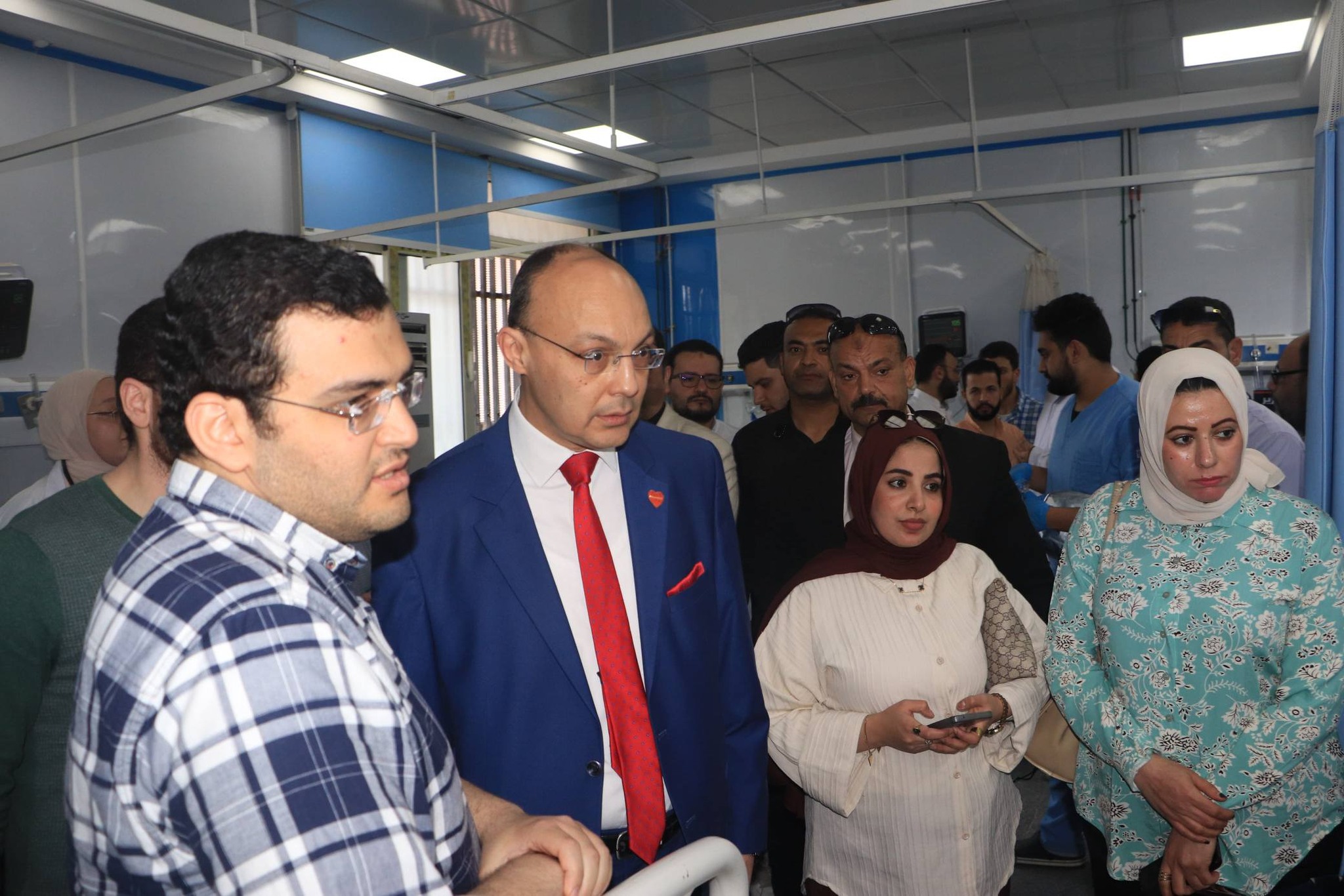 رئيس مجلس إدارة المستشفيات الجامعية يتابع الحالة الصحية لطلاب كلية طب الأسنان إثر تسرب غاز ثاني أكسيد الكربون من طفاية حريق