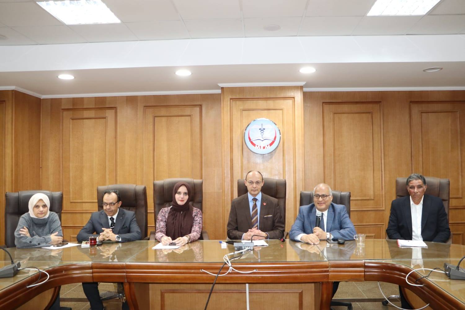 عميد الكلية يعقد اجتماعا موسعا مع الجهاز الإداري لمتابعة تطوير منظومة العمل