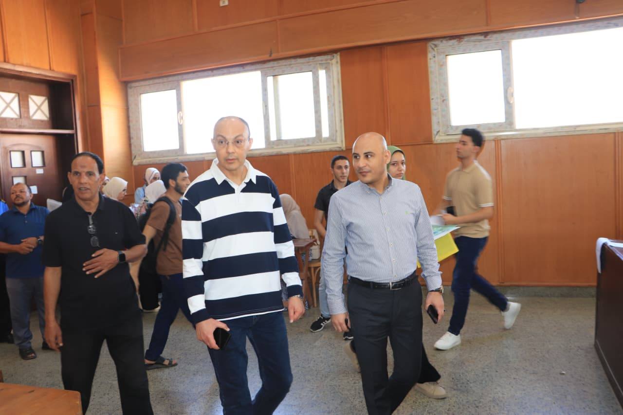 عميد الكلية يتابع أول أيام تقديم الأوراق والكشف الطبي لطلاب الفرقة الأولى الجدد