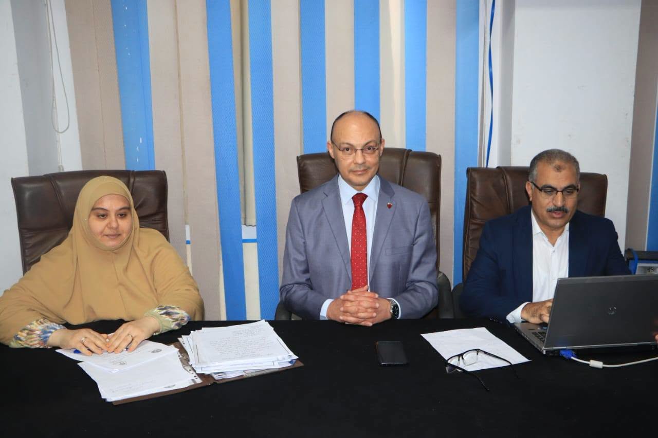 عميـد الكليـة يتـرأس اجتمـاع مجلـس قسـم القلـب والأوعيـة الدمويـة بالمستشفيـات الجامعيـة