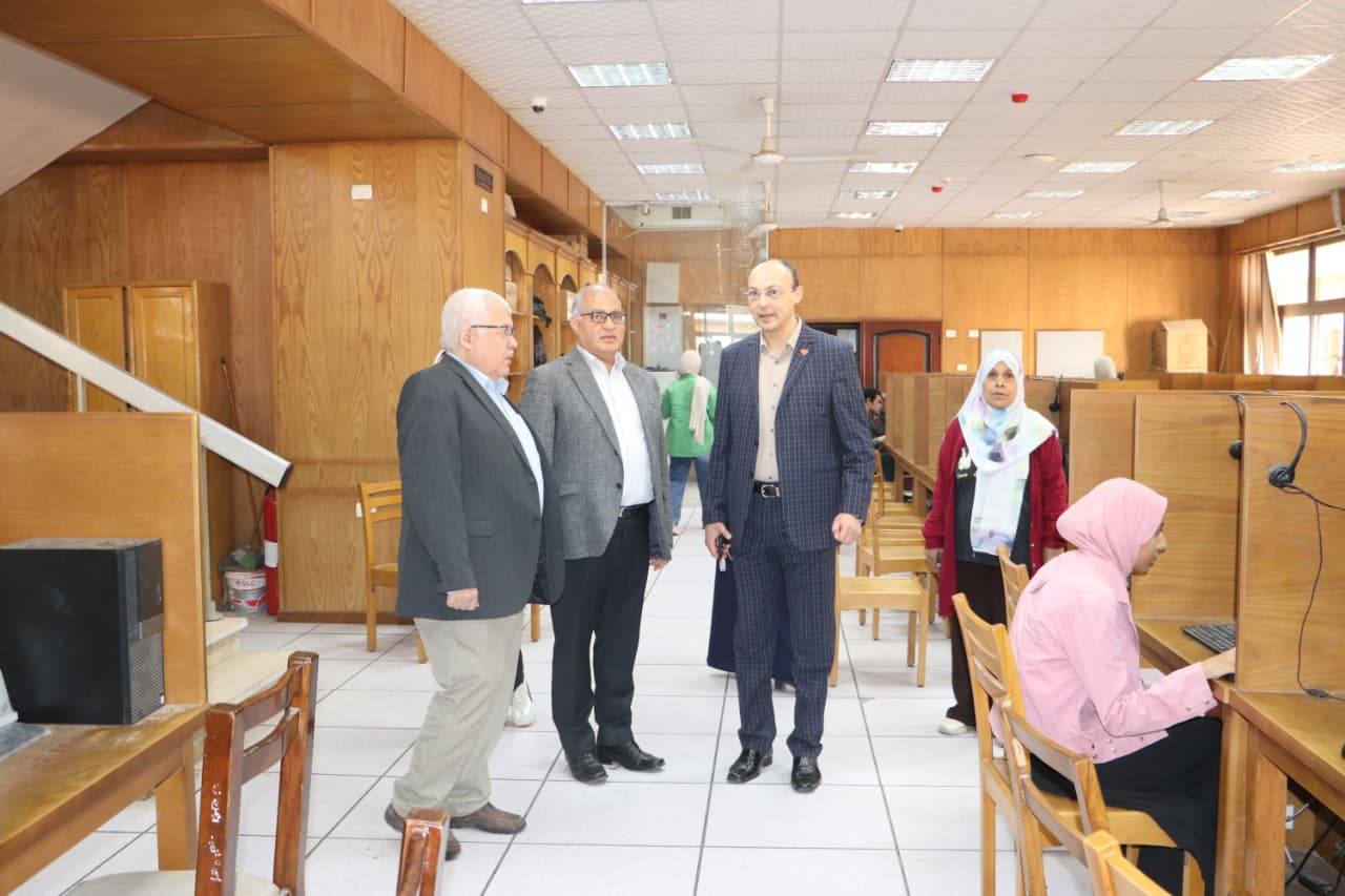 عميد الكلية يتفقد مكتبة الكلية ووحدة القياس والتقويم لمتابعة سير العمل وانتظام الأداء