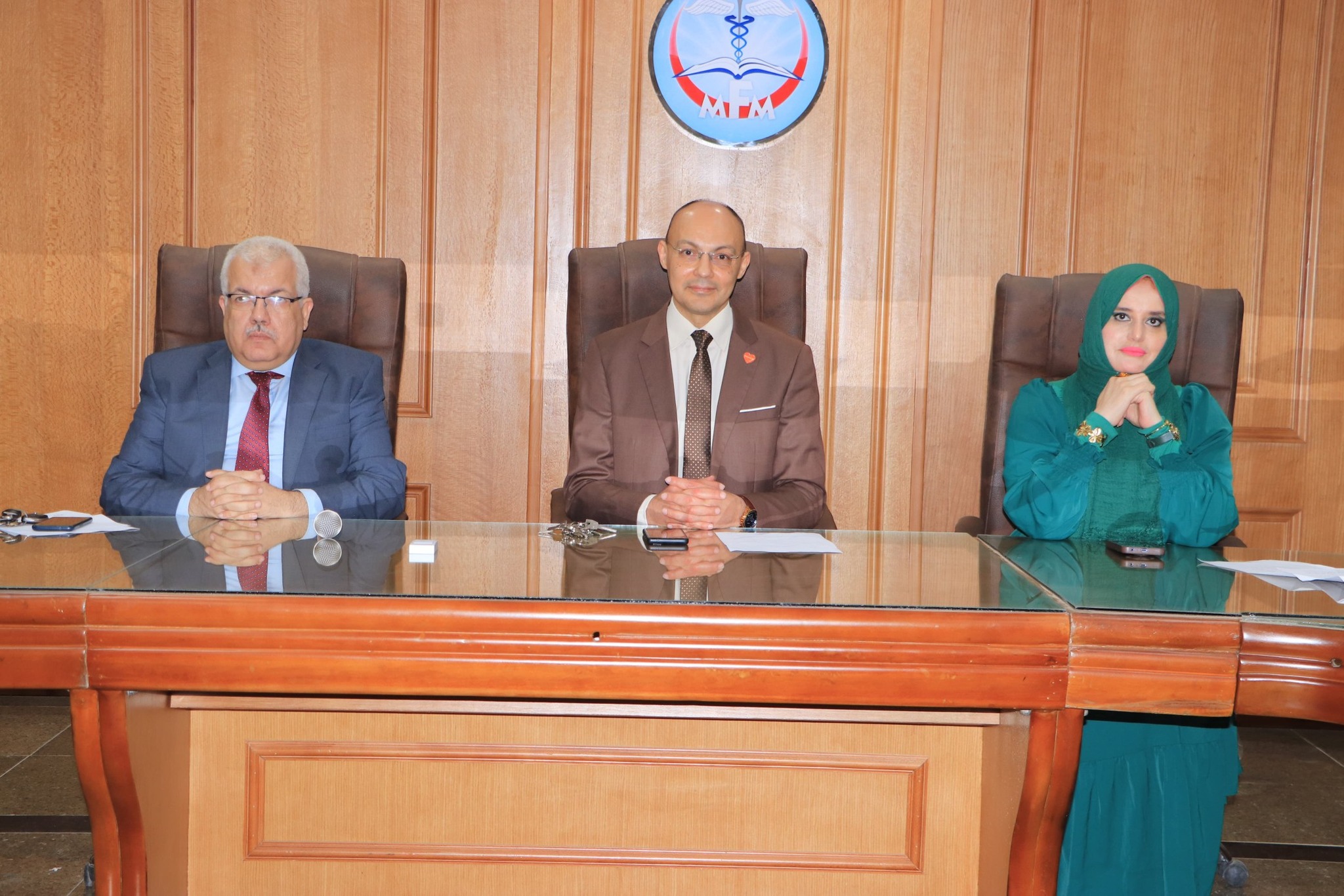 عميد الكلية يجتمع مع مجلس إدارة البرنامج المميز لمناقشة شؤون العملية التعليمية وخطط الجودة وترتيبات العام الدراسي الجديد