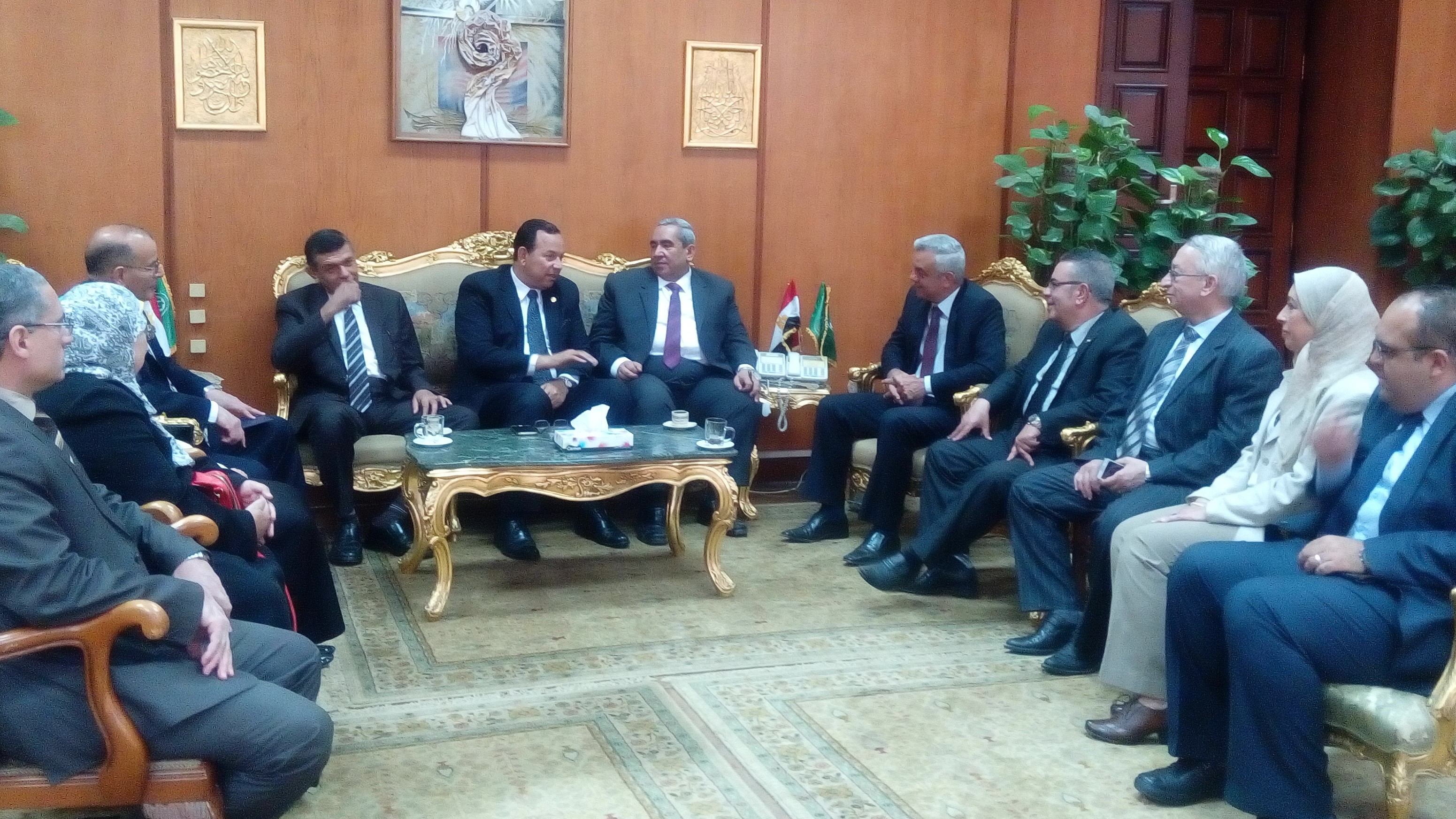رئيس الجامعة و عميد الكلية و فريق اعتماد الجودة