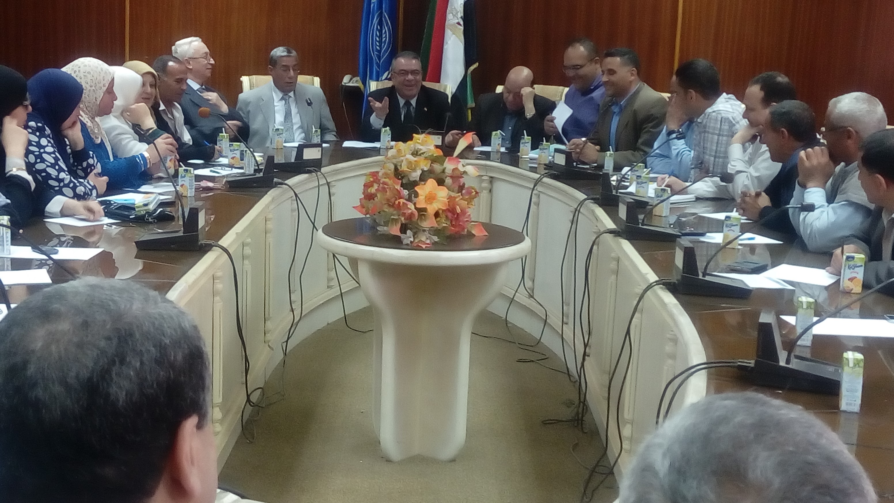 العميد و الوكلاء مع الموظفين