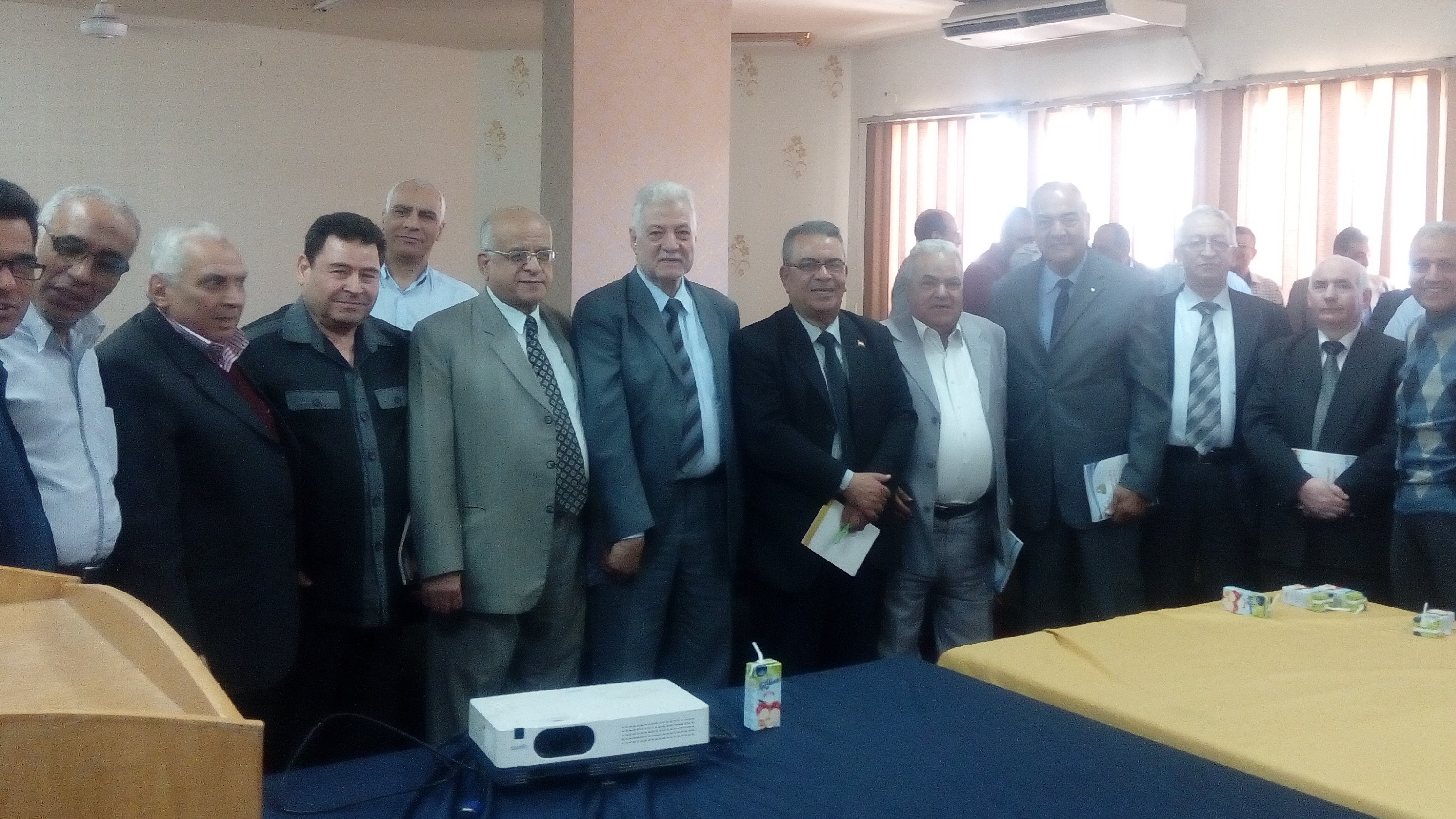 العميد مع اعضاء هيئة التدريس