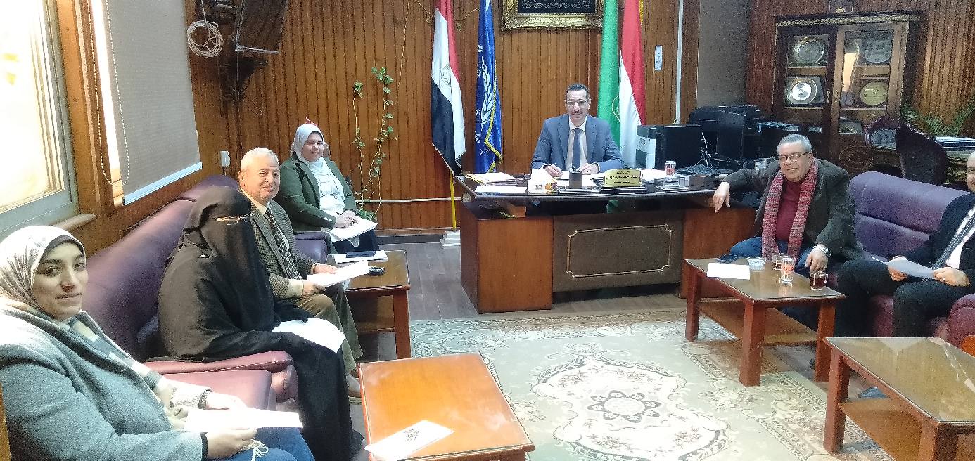 اجتمع ا.د/ حسام عوض عميد الكلية مع السادة أعضاء اللجان المنبثقة عن مجلس الكليه