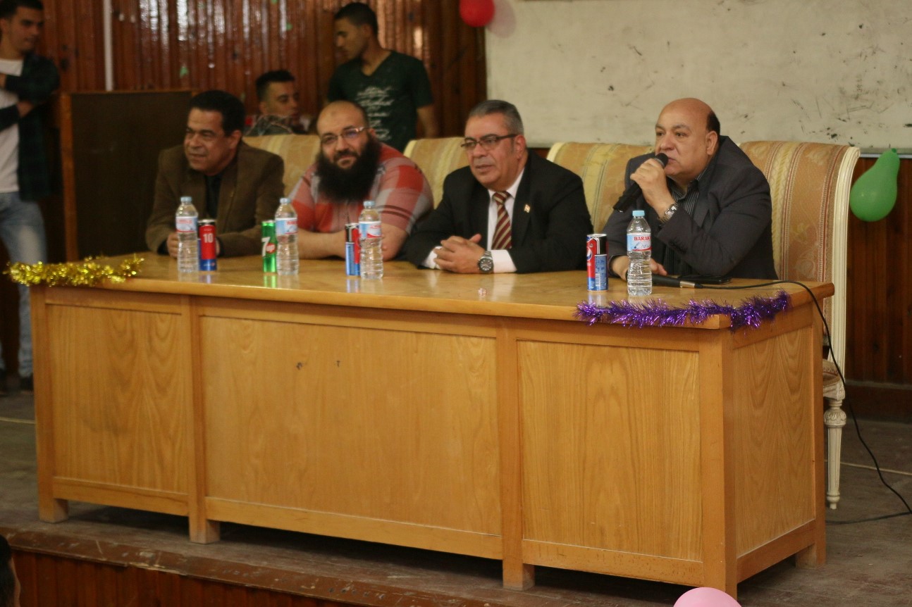عميد و السادة اعضاء التدريس