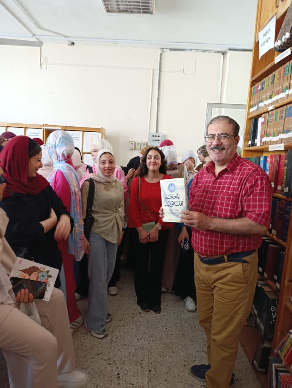 جولة أ.د/ حازم جلهوم مع طلاب قسم اللغة الإنجليزية للتعريف بمكتبة الكلية ، الاحد 28/9/2025
