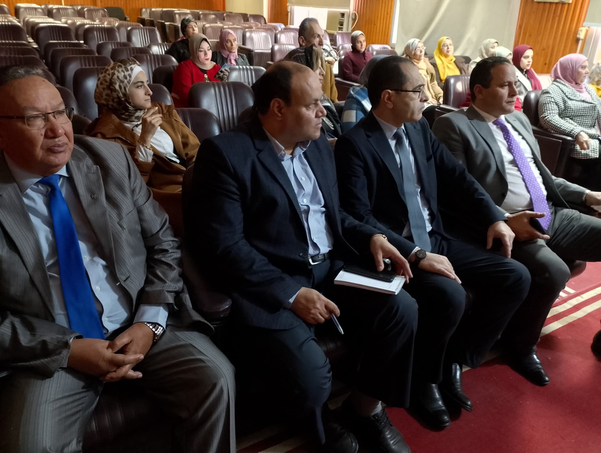 عميد آداب المنوفية يعقد اجتماعًا مهمًا بمنسقى معايير الجودة وأعضاء هيئة التدريس بالكلية