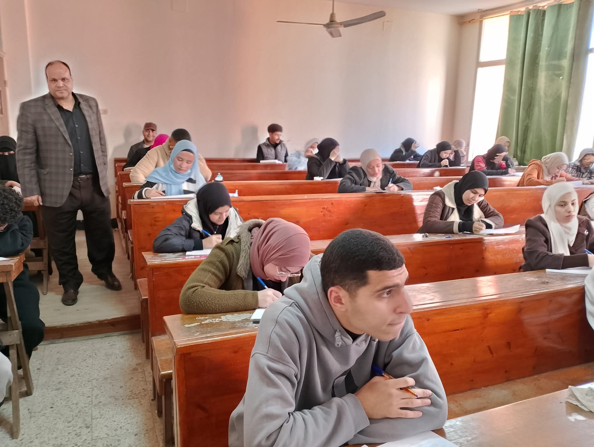 عميد آداب المنوفية يتفقد سير امتحانات الفصل الدراسي الأول بالكلية للعام الجامعي ٢٠٢٦/٢٠٢٥