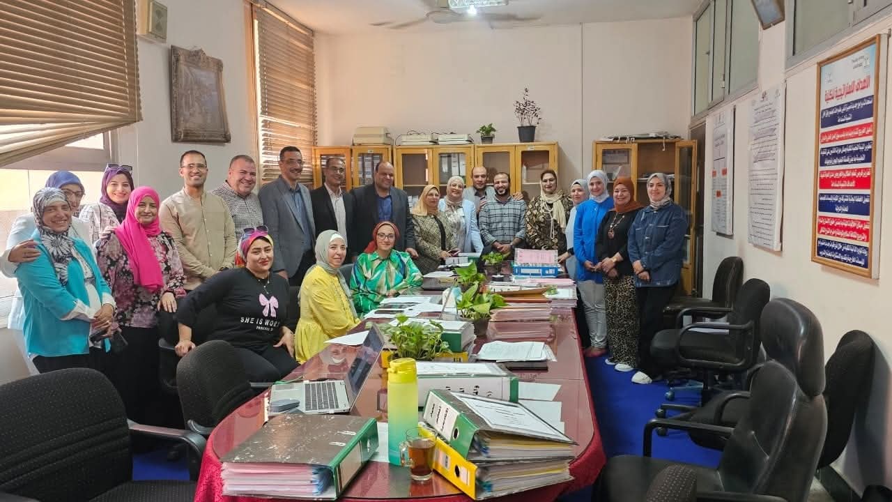 عميد آداب المنوفية يستقبل فريق المراجعة الداخلية بمركز ضمان الجودة بالجامعة لمتابعة استيفاء معايير الاعتماد المؤسسي 