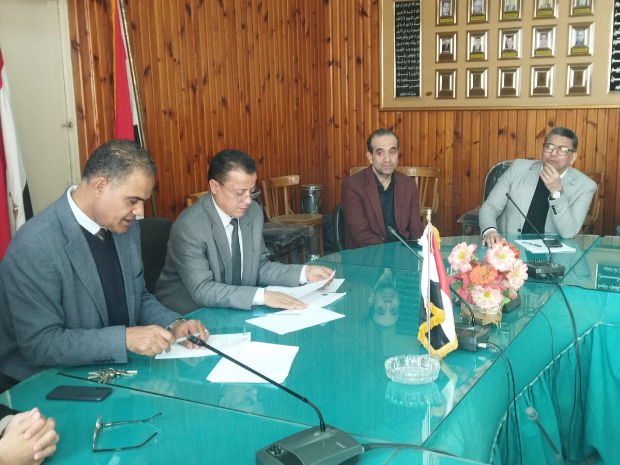 عُقد اليوم الاحد 28/12/2028 اجتماع  برئاسة السيد أ.د / محمد على وهدان  وذلك لقيام لجنه المراجعة الداخلية مع وحدة ضمان الجودة بالكلية بعمل اجراءات  محاكاه داخلية للاستعداد لزيارة الهيئة القومية لضمان الجودة والاعتماد للكلية