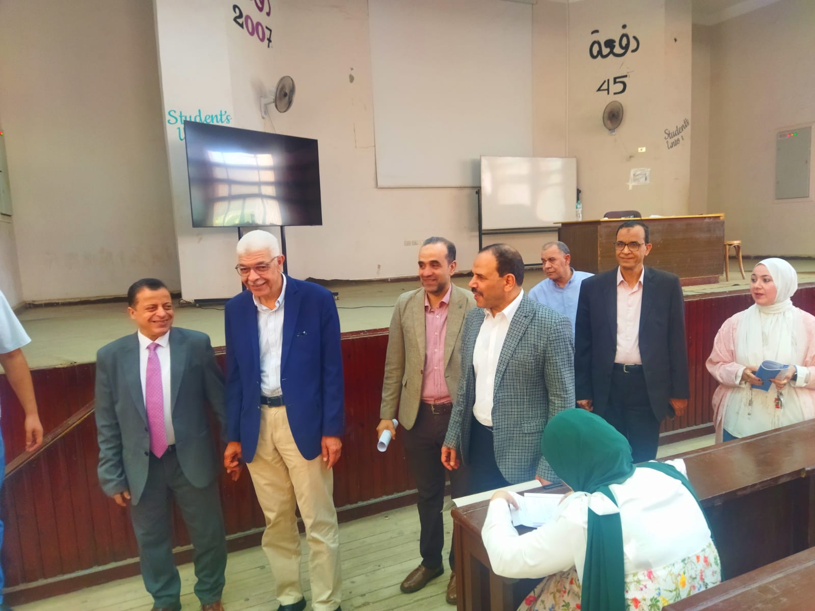 رئيس جامعة المنوفية  يتفقد سير امتحانات الفصل الدراسي الثانى  بكلية التجارة