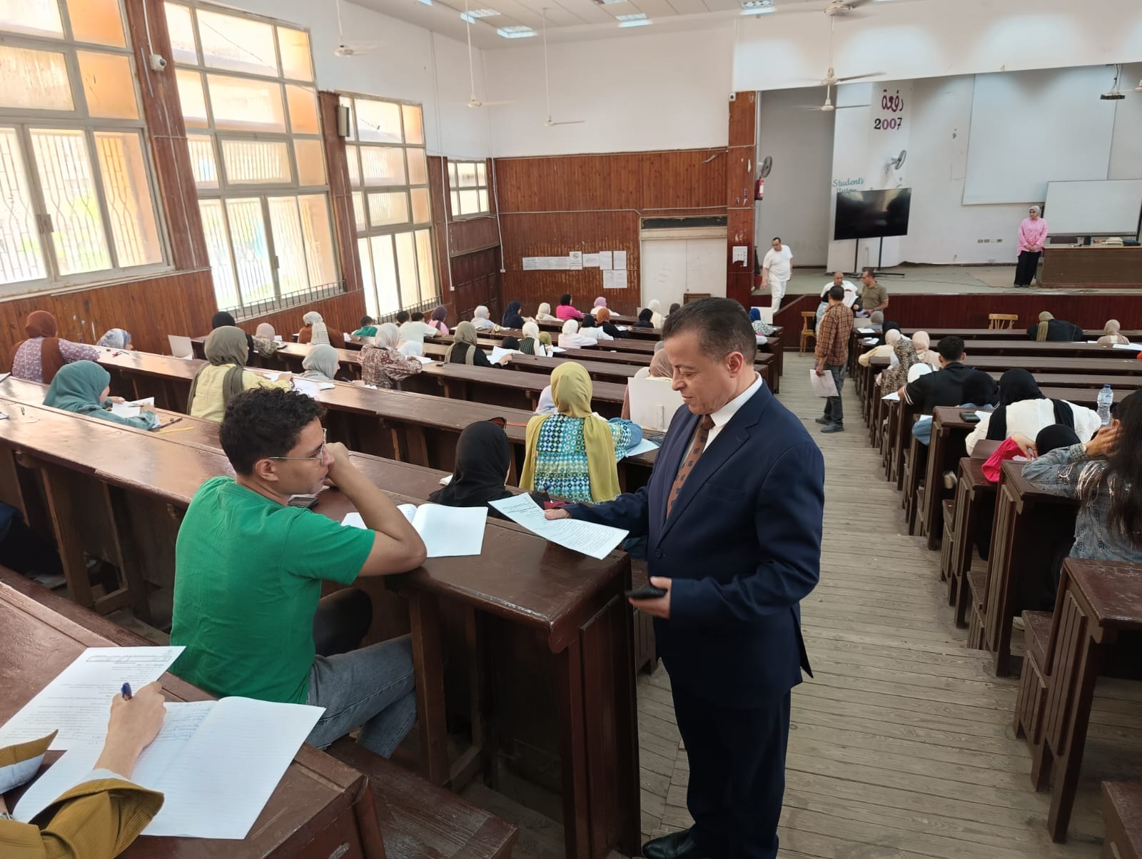 انطلقت اليوم الثلاثاء 19-5-2026 أعمال امتحانات الفصل الدراسي الثانى  لطلاب الفرقة الرابعة بكلية التجارة.